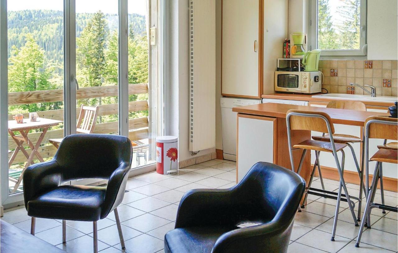 Cozy Apartment In Premanon With Kitchenette Eksteriør billede