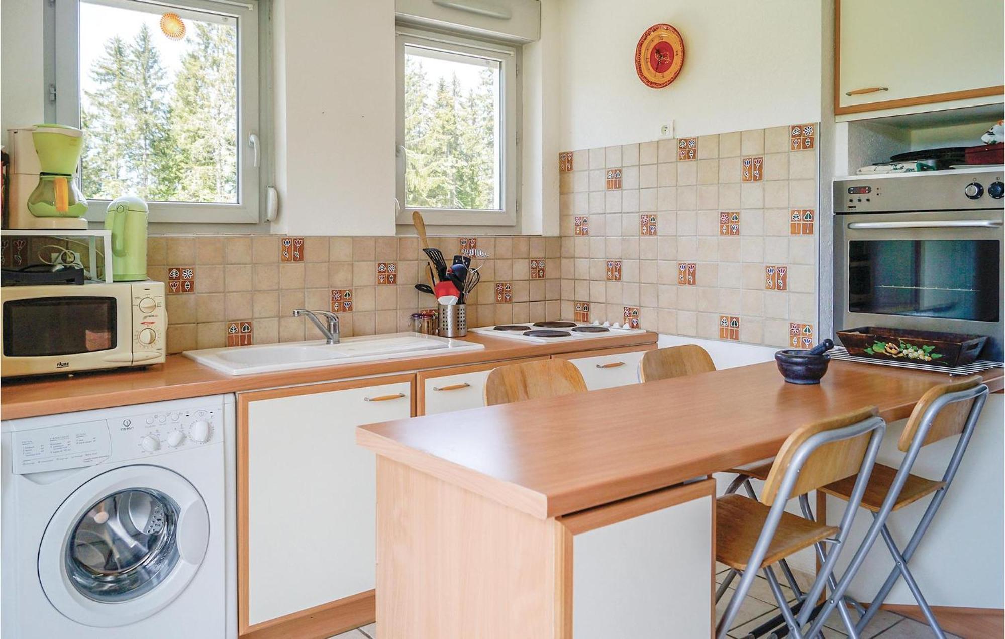 Cozy Apartment In Premanon With Kitchenette Eksteriør billede